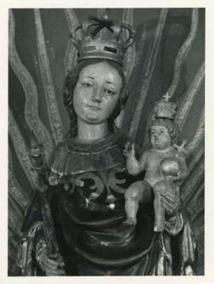 Maria mit dem Lilienszepter : Maria mit dem Lilienszepter (aus der Alten Pfarrkirche). Holz, geschnitzt, farbig gefasst, zum Teil vergoldet; Höhe ca. 140 cm. Anfang 15. Jahrhundert, 18. Jahrhundert (Jesuskind). Detail: Hüftstück. Radibor, Kirche Maria Rosenkranzkönigin (Neue Pfarrkirche)