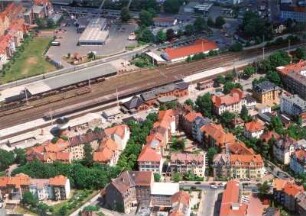 Arnstadt. Stadtteilansicht mit Hauptbahnhof. Luftbild-Schrägaufnahme von Westen