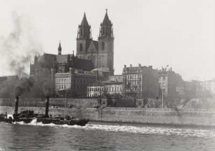 Magdeburg, Dom : Magdeburg. Stadtansicht mit Dom. Blick über die Strom-Elbe mit Radschleppdampfer nach Südwesten