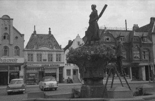 Husum: Brunnendenkmal [Tine-Brunnen] auf dem Marktplatz, mit Geburtshaus von Theodor Storm