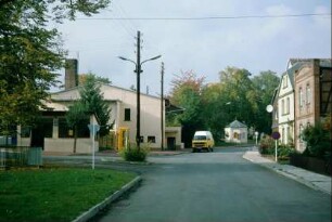 Blick zur Konsum-Verkaufsstelle; Telefonzelle, Häuser