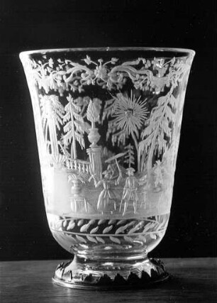 Fußbecher mit Parklandschaft und Fischzug