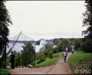 Potsdam, Park Babelsberg, Parkansicht, Blick über die Rosentreppe auf Glienicker Brücke und Glienicke.