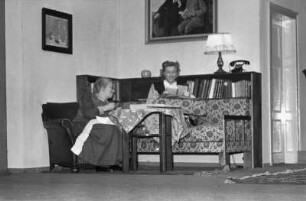 Szenenbilder aus " Das rote Halstuch" von S. Michalkow mit H.-E. Stecher, S. Menzel, Ch. Stenschke, E. Friedrichson, Theater der Freundschaft, 29.04.1952