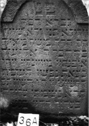 Grabstein 36 (Index: 99804118) Material: Sandstein Zustand: an Seite abgebroch/sonst gut Maße HxBxT: 107x88x13 cm Beschreibung: Stele mit eingezogenem Rundbogen und Inschriftenfeld Besonderheit: Zitat nach Gen.35, 18: Grabstein 36A
