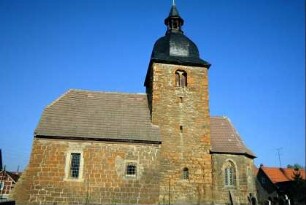 Blick auf die Dorfkirche von Süden, romanischer Turm