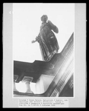 Weibliche Gewandfigur