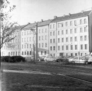 Berlin-Schöneweide, Grünauer Straße 2/3/4. Wohnhäuser. Straßenansicht von Süden