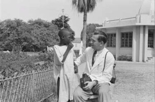 Reisefotos Haiti. Port-au-Prince. Der Fotograf Franz Grasser mit einem einheimischen Jungen