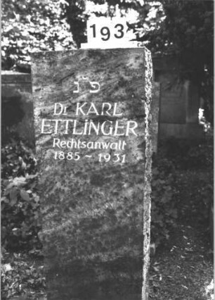 Grabstein 193 (Index: 100082087) Material: Granit Zustand: gut Maße HxBxT: 129x46x20 cm Beschreibung: rechteckige Stele: Grabstein 193