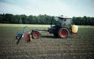 Fotografie: Pflanzenschutz, Feldspritze, Bandspritzung, Mais, Geräteträger, Frontanbau