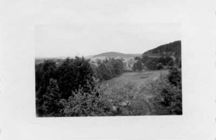 Albumseite : Ferien im Komponistenheim Hildburghausen/Thüringen. Kunstledereinband (Falbin-Erzeugnis) mit Goldrahmung, geprägt, Papier, geklebt, ca. 8,9 x 12,3 x 2,5 cm (1965). Dresden: SLUB, Deutsche Fotothek 2013.A.210