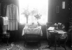 Kattowitz, Friedensstraße 2. Wohnung der Familie Knochenhauer. Wohnraum (Teilansicht) mit Gabentischen