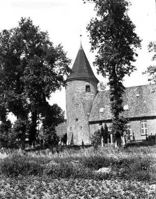 Backsteinkirche mit rundem Turm - wahrscheinlich Ratekau