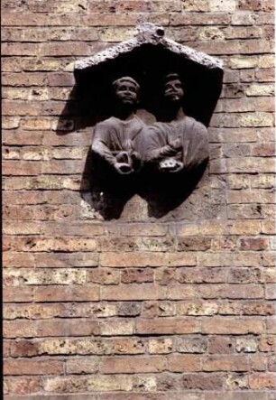 Treviso: zwei Figuren an der Mauer des Domes