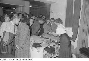 Besucher an einem Messestand mit Textilien im Ring-Messehaus