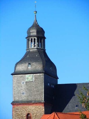 Harzgerode - Turm der Bergkirche : Die Kleinstadt im Unterharz hat sich zum lokalen Wirtschaftsstandort und Touristenziel entwickelt. Der Turm der Bergkirche Sankt Marien dominiert das Stadtbild. Aufgenommen in Harzgerode am 16. Oktober 2011