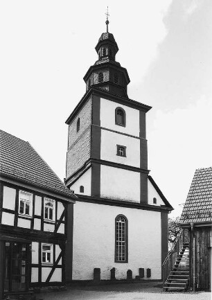 Ev. Kirche und Kirchhof (evangelisch; Kirchhof , Kirche); Lautertal, Backhausstraße 3