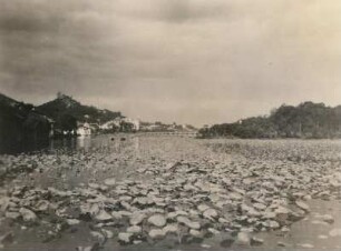 China. Arm des Westsees mit Lotosblüten bei Hang-Tschou (Hangzhou) südlich der Jangtse-Mündung, links Festland mit Pagode, rechts die "heimliche Insel "