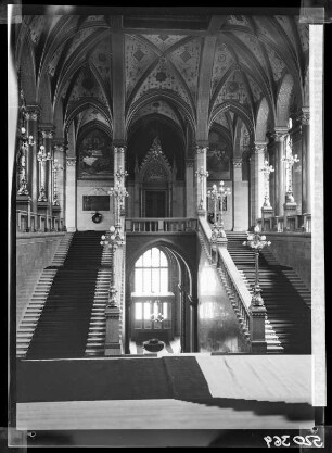 Budapest: aufgang im Reichstag 39
