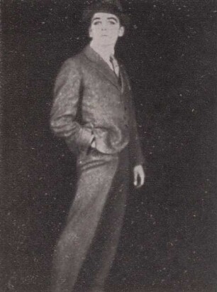 Fotografie einer Person vor einem schwarzen Hintergrund (1)