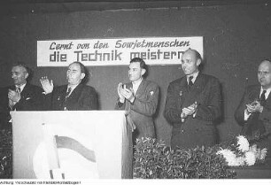 Zwickau, Pressefahrt, Schnelldreher im Werk "Krasny Exkavator", u.a., 1951