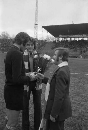 Wahl des KSC-Mannschaftskapitäns und Torhüters Rudi Wimmer zum "Spieler des Jahres 1974" durch den KSC-Fan-Club