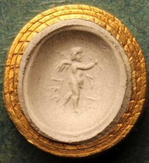 Cupido mit Palmzweig und Kranz in den Händen (Daktyliothek, Supplement)