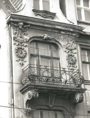 Dresden-Pieschen, Bürgerstraße 56. Mietshaus mit Toreinfahrt (1897). Balkon ( 2. Obergeschoss)