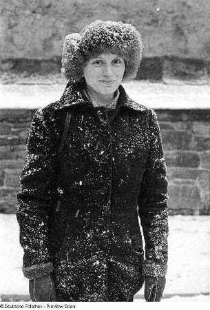 Portrait der Bildhauerin Thea Richter, aufgenommen im Freien
