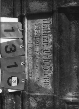 Grabstein 131 (Index: 100114752) Material: Sandstein Zustand: beschädigt und leicht verwittert am Giebel Maße HxBxT: 188x60x31 cm Beschreibung: Stele mit Rundbogen, Akroter, Sockel: Grabstein 131D