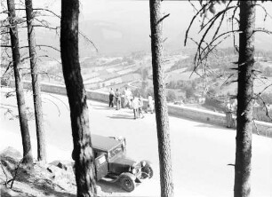 Oberschreiberhau: Sudetenstaße, Blick über die Kurve, auf Auto und Fußgänger
