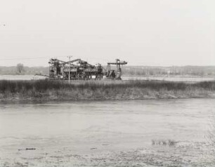 Mühlberg (Elbe). Kiesgrube und Bagger an der Elbe