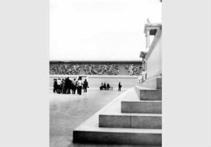 Besucher im Pergamonsaal im Pergamonmuseum