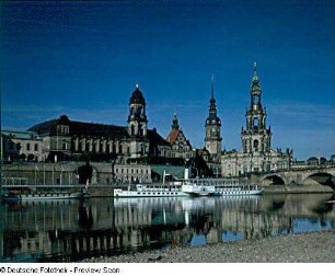 Kathedrale : Blick vom Neustädter Ufer über die Elbe gegen Brühlsche Terrasse mit Ständehaus, Georgenbau und Hausmannsturm des ehem. Residenzschlosses, Kathedrale und Augustusbrücke; im Vordergrund Seitenraddampfer "Dresden"