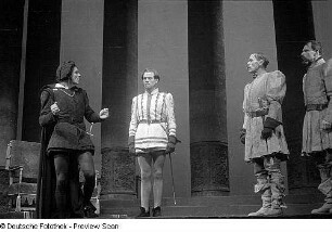 Szenenbilder aus dem Stück "Hamlet" von William Shakespeare am Deutschen Theater Berlin : Szene mit Horst Caspar als Hamlet (links) und Harry Hindemith als Horatio (Mitte links)
