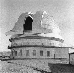 Tautenburg. Karl-Schwarzschild-Observatorium (1960). Geöffneter Spalt der 20-m-Kuppel. Ansicht von Westen
