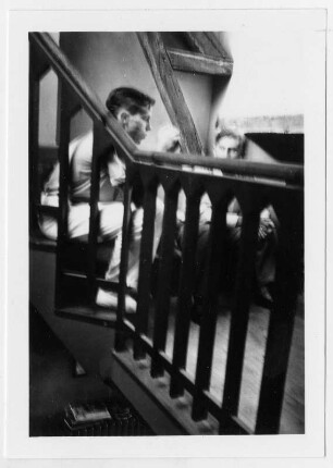 zwei junge Männer im Treppenhaus