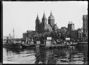 Amsterdam, Niederlande. Blick über die Anlegestellen der Prins Hendrikkade zur Basilika St. Nikolaus