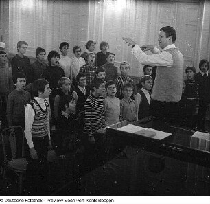 Knabenchor Dresden. Probe unter Chorleiter Manfred Winter in der EOS (Gymnasium) "Romain Rolland", 1973.12. & Probe mit den Solisten des Knabenchores Dresden, am Flügel Chorleiter Manfred Winter