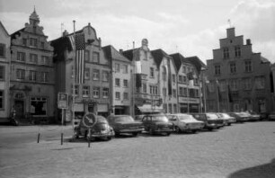 Warendorf. Markt. Blick über parkende PKWs zu Wohn- und Geschäftshäusern