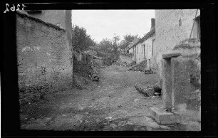 Crugny (?) (Dep. Marne, Frankreich): kleine, unbefestigte Straße zwischen niedrigen Gebäuden