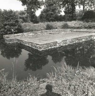 Rodewisch-Obergöltzsch. Grundmauern des Festen Hauses Göltzsch (1201/1215). Ansicht über den Wassergraben