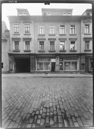Pirna-Altstadt, Schmiedestraße 21. Wohnhaus mit Läden (1. H. 19. Jh.). Straßenfront (Teilansicht)