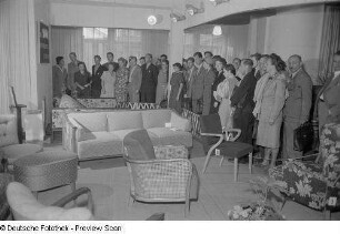 Besucher der Herbstmesse 1953 betrachten Wohnzimmermöbel