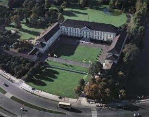 Luftaufnahme, Blick von Süden auf das Schloß Bellevue. Berlin-Tiergarten, Spreeweg, Bellevue-Ufer