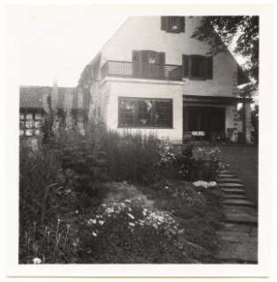 Garten Hermann Leinweber, Berlin-Schlachtensee: Haus Gartenseite mit Plattenweg und Treppen