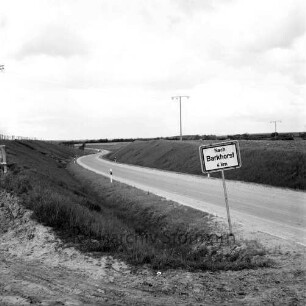 Straßen: Kreisstraße Richtung Barkhorst mit Straßenschild: rechts und links Gräben und Böschung