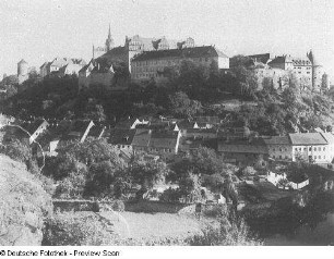 Bautzen. Stadtteilansicht. Blick gegen Ortenburg (1483/1486, 1635/1648 Wiederaufbau nach Zerstörung) und Unterm Schloss. Ansicht von der Hummel über das Spreetal nach Südosten