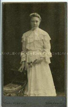 Junges Mädchen im weißen Kleid, Carte de Visite
